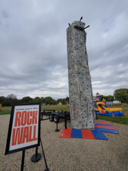 20231008 152733 1698115340 1 32' MOBILE ROCKWALL